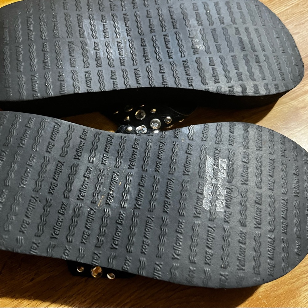 Yellow box flip flops - Picture 2 of 3